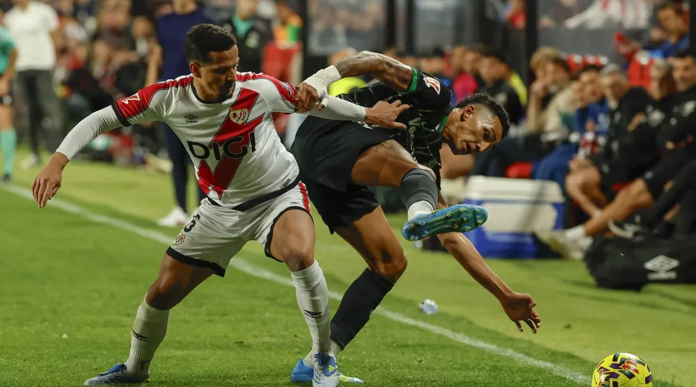 من مباراة فاييكانو وإلتشي في الدوري الإسباني (إ.ب.أ)