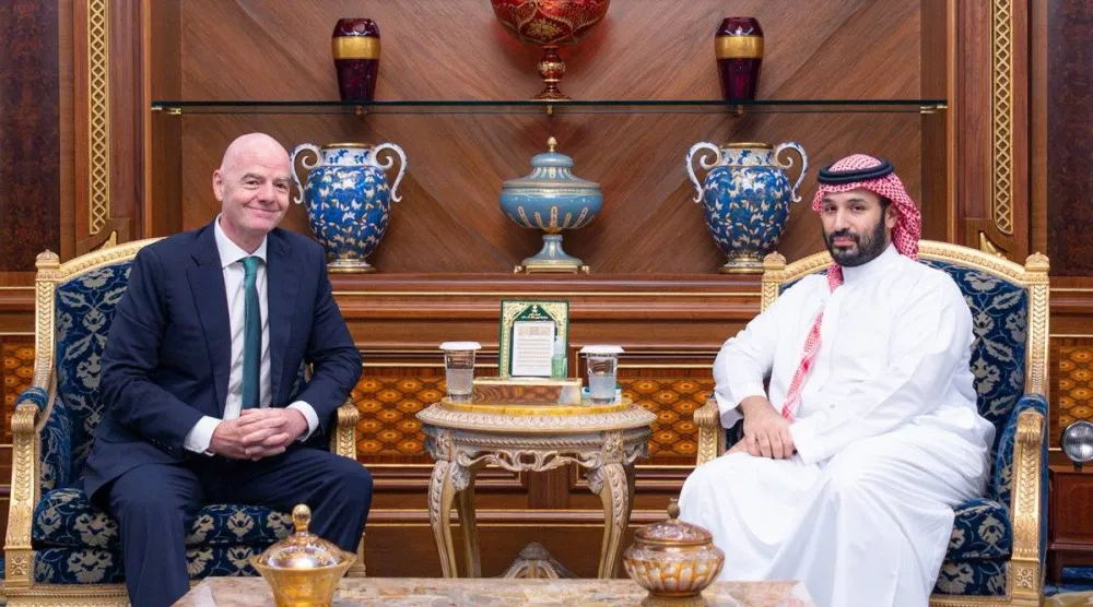 ولي العهد السعودي يلتقي رئيس الاتحاد الدولي لكرة القدم