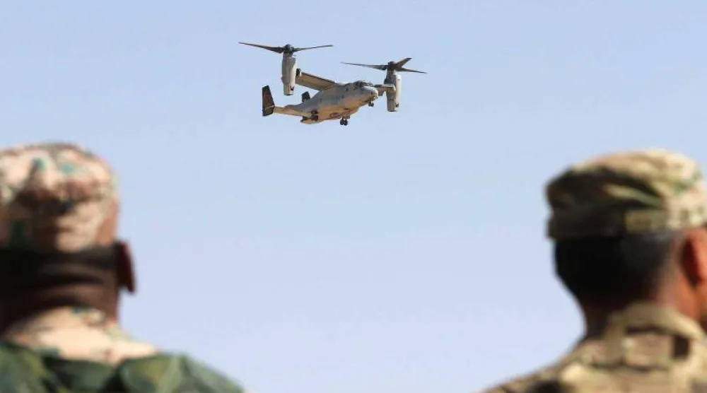 طائرة حربية أردنية في مناورة فوق مدينة الزرقاء (أ.ب)