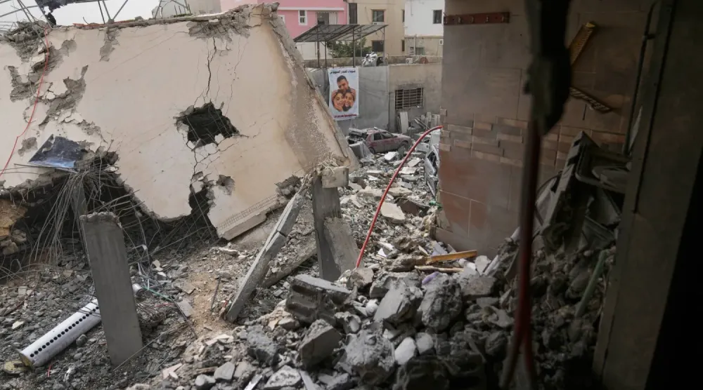 İsrail'in hava saldırısının ardından Lübnan'ın güneyinde yıkılan evler (AP)