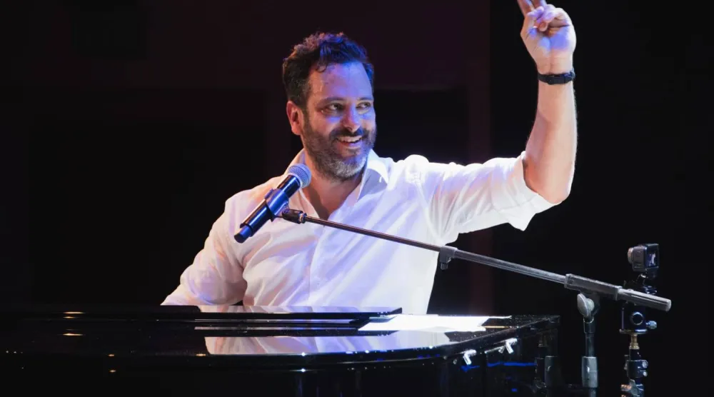 وضع مقطوعة موسيقية حديثة لنشرة أخبار «إل بي سي آي» (غي مانوكيان)