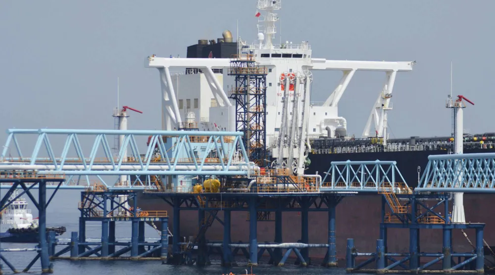 ناقلة نفط ترسو في قاعدة شيراشيما الوطنية لتخزين النفط في كيتاكيوشو جنوب غربي اليابان (رويترز)