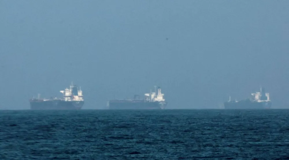 ناقلات نفط تنتظر قبالة سواحل الفجيرة يوم 3 مارس 2026 (رويترز)