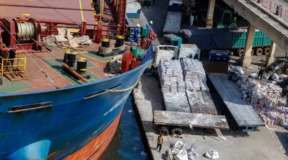 شاحنة محمّلة بأكياس سكر بجانب سفينة شحن في ميناء داكار بالسنغال (رويترز)