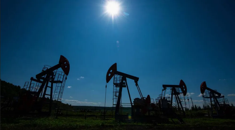 ارتفعت أسعار النفط والغاز بشكل حاد جراء حرب إيران مما يعود بالمكاسب على شركات الطاقة العالمية (رويترز)