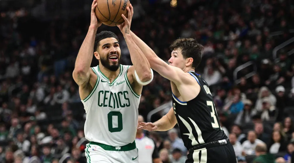 جايسون تايتوم يسجل لسيلتيكس في سلة الباكس (رويترز)