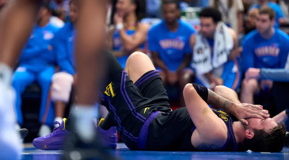 السلوفيني لوكا دونتشيتش يتألم بعد إصابته ضد ثاندر (أ.ف.ب)