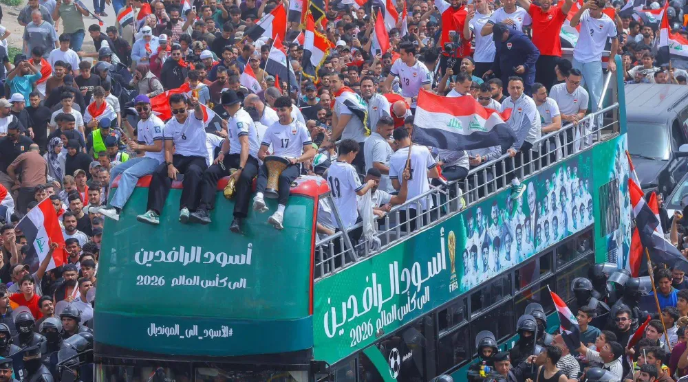لاعبو العراق يحتفلون بالتأهل للمونديال بحافلة مكشوفة وسط بغداد (الاتحاد العراقي)