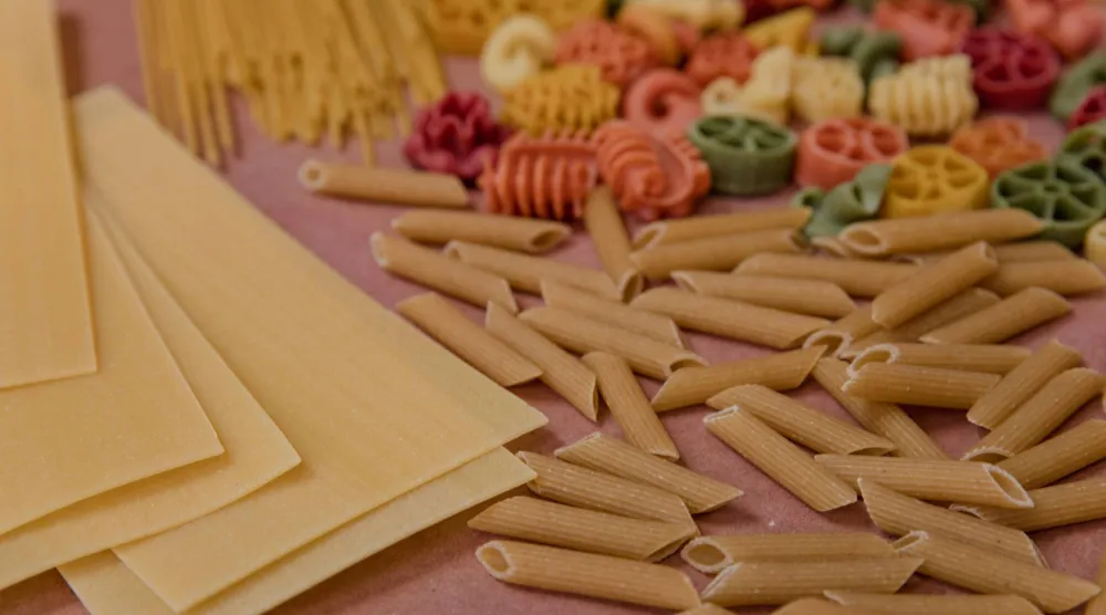 الكربوهيدرات تُعتبر أحد المغذيات الكبرى الثلاثة إلى جانب البروتين والدهون (بيكسلز)