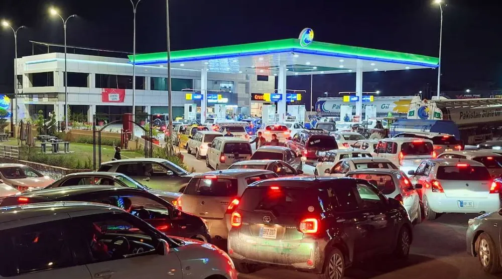 طوابير من السيارات التي تنتظر دورها أمام إحدى محطات التزود بالوقود في إسلام آباد - 2 أبريل 2026 (رويترز)