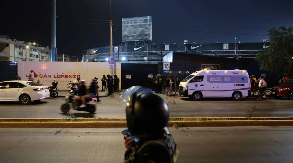 الشرطة تحيط بملعب «أليخاندرو فيلانويفا» بعد الحادث (أ.ف.ب)