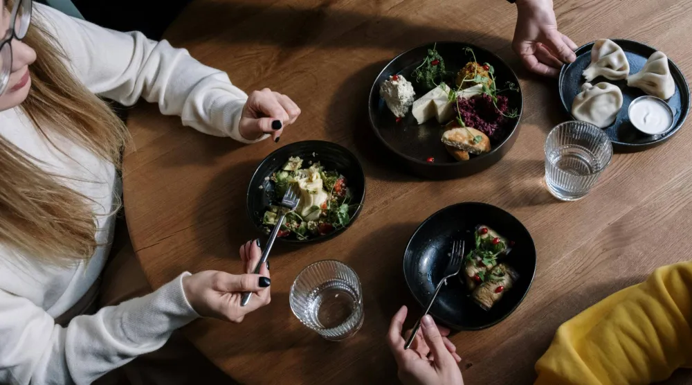 حجم أدوات المائدة يلعب دوراً مهماً في تحديد الكمية التي تتناولها (بيكسلز)