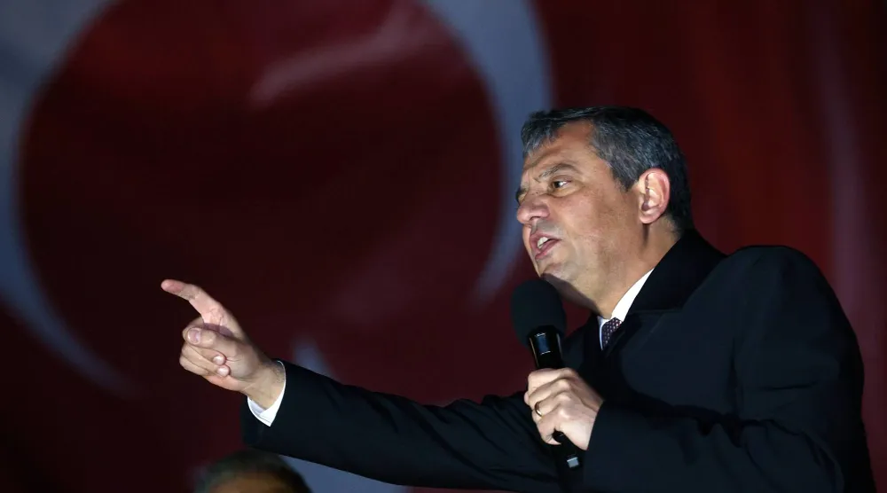 زعيم المعارضة التركية رئيس حزب «الشعب الجمهوري» أوزغور أوزيل يسعى إلى الانتخابات المبكرة عبر انتخابات برلمانية فرعية (من حساب الحزب في «إكس»)