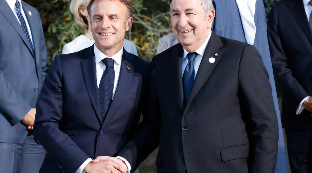 الرئيس الجزائري مستقبلاً نظيره الفرنسي قبل توتر العلاقات بين البلدين (أ.ف.ب)