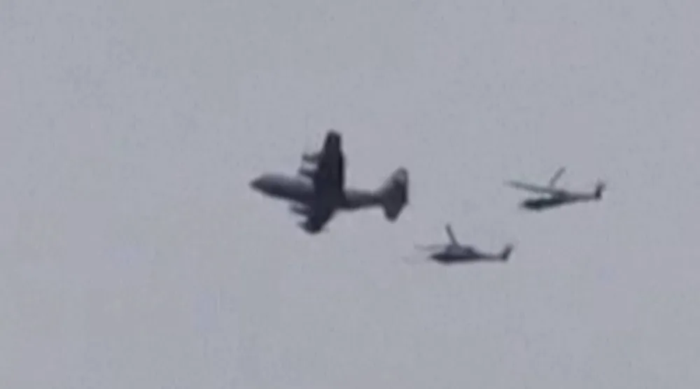 طائرة أميركية ترافقها طائرات هليكوبتر متخصصة في عمليات إنقاذ الطيارين في ميادين القتال خلال البحث عن الطيار الأميركي المفقود (أ.ف.ب)