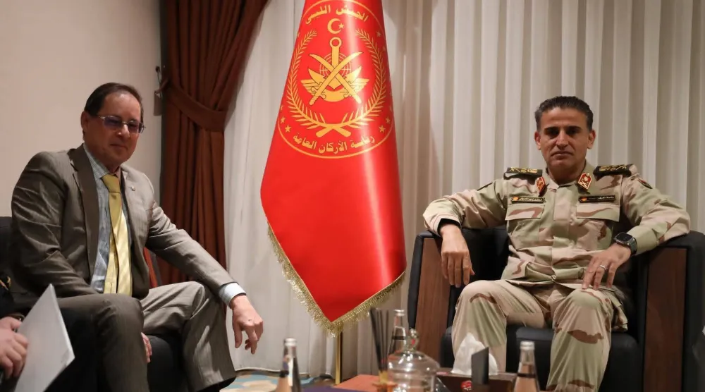 رئيس أركان قوات حكومة «الوحدة» صلاح النمروش في لقاء مع السفير الروسي بالعاصمة طرابلس الاثنين (رئاسة الأركان في غرب ليبيا)