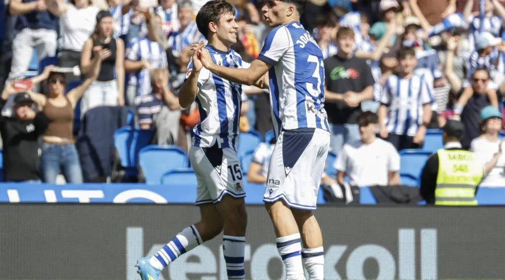 فرحة لاعبي ريال سوسيداد بالفوز على ليفانتي (إ.ب.أ)