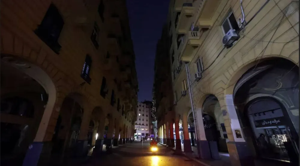 محلات تجارية مغلقة بعد الساعة 9 مساءً وفقاً لتعليمات الحكومة المصرية للحفاظ على الكهرباء بتاريخ 28 مارس 2026 (رويترز)
