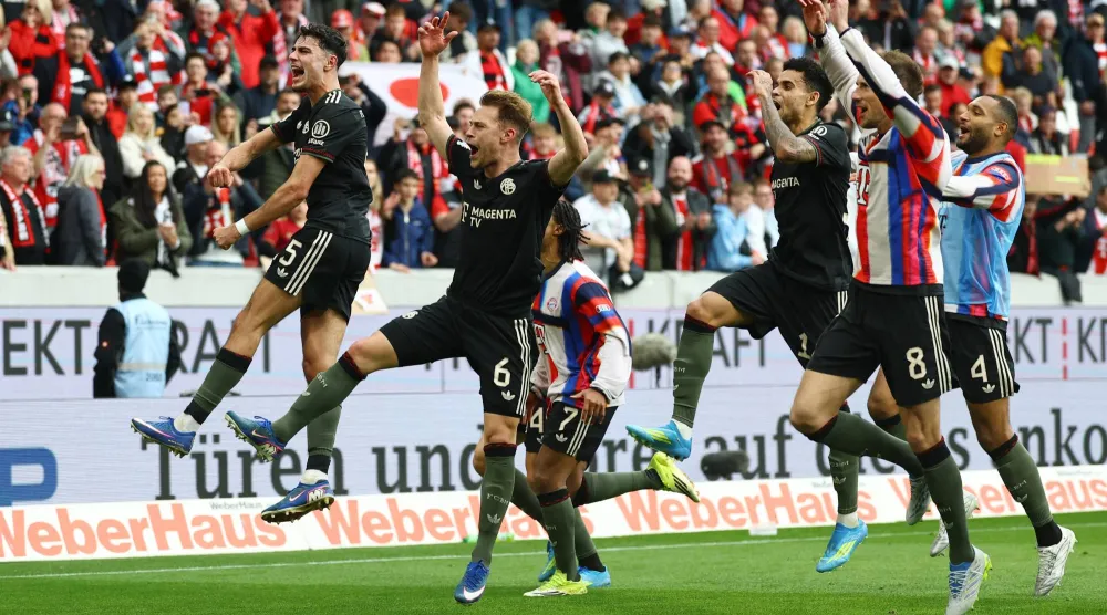 فرحة لاعبي بايرن ميونيخ بالفوز القاتل على فرايبورغ (رويترز)