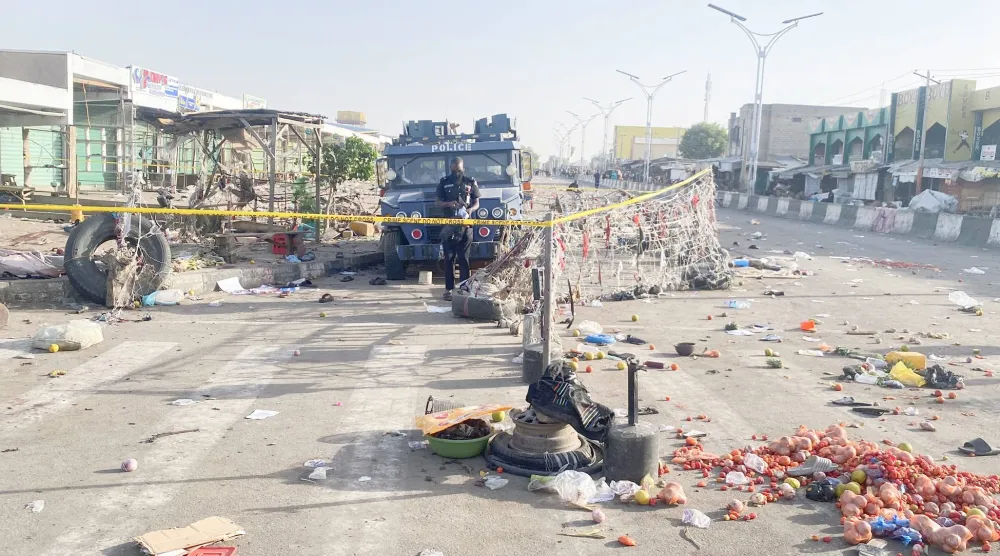 شاحنة للشرطة النيجيرية خارج سوق مدينة مايدوغوري بعد الانفجارات الانتحارية (رويترز)