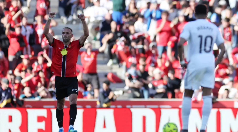 فيدات موريكي هداف مايوركا يحتفل بالفوز على ريال مدريد تحت أنظار مبابي (رويترز)