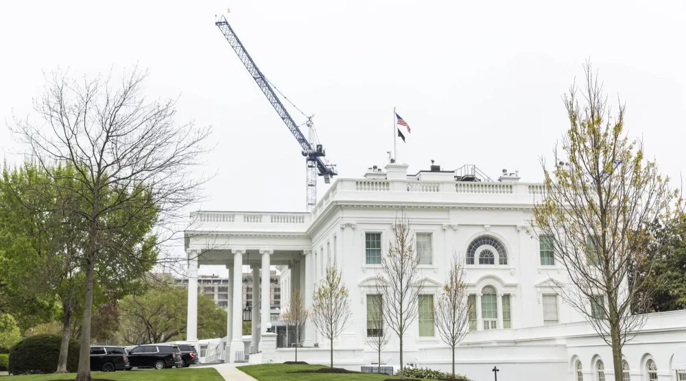 رافعة في موقع أعمال البناء الخاصة بقاعة الاحتفالات في البيت الأبيض (إ.ب.أ)