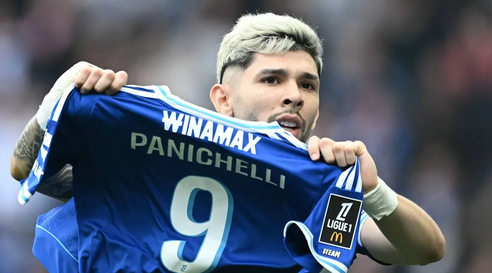 الباراغواياني خوليو أنسيسو يحتفل بثاني أهداف ستراسبورغ ملوِّحاً بقميص بانيتشيلي (أ.ف.ب)