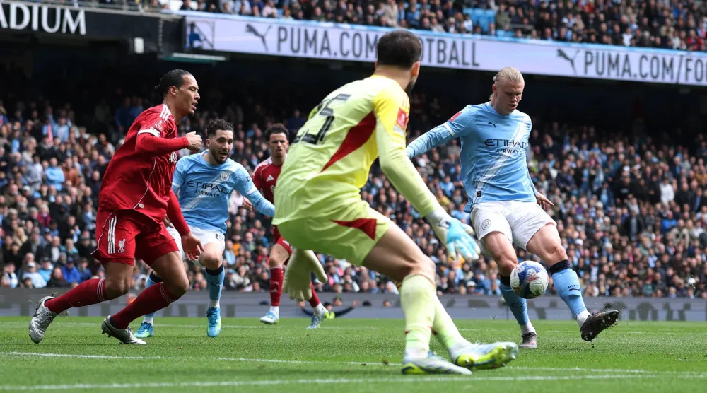 هالاند يختتم ثلاثيته ورباعية مانشستر سيتي في شباك ليفربول (رويترز)