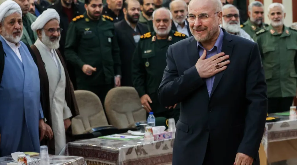 رئيس البرلمان الإيراني محمد باقر قاليباف يصل إلى مؤتمر سنوي لقادة «الحرس الثوري» العام الماضي (سباه نيوز)