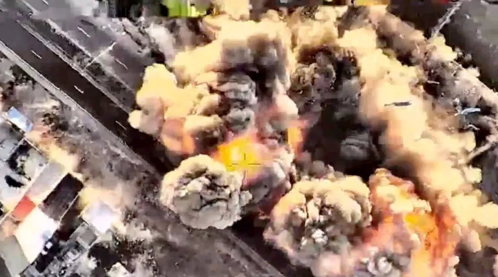 صورة نشرها الجيش الإسرائيلي أمس لقصف موقع صواريخ بالستية في مدينة تبريز عاصمة محافظة أذربيجان الشرقية