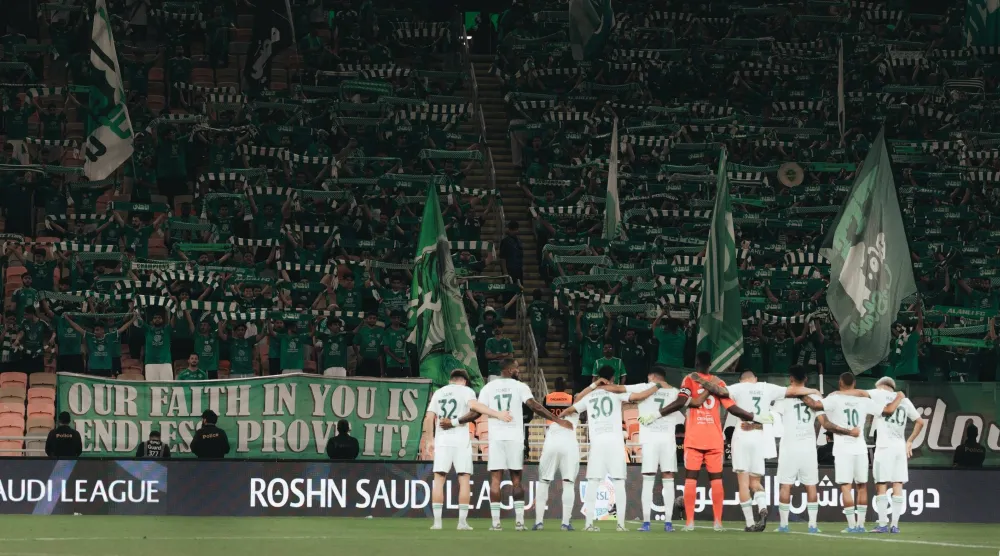 لاعبو الأهلي يؤدون نشيد النادي قبل انطلاق المباراة (موقع النادي الأهلي)