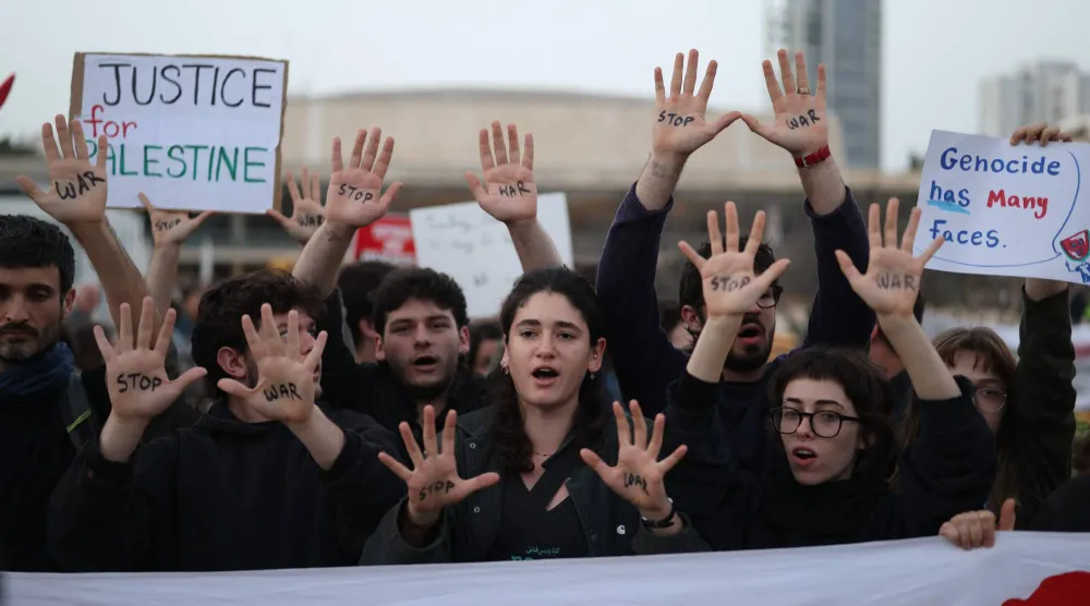 إسرائيليون يتظاهرون ضد الحرب في تل أبيب (أ.ف.ب)