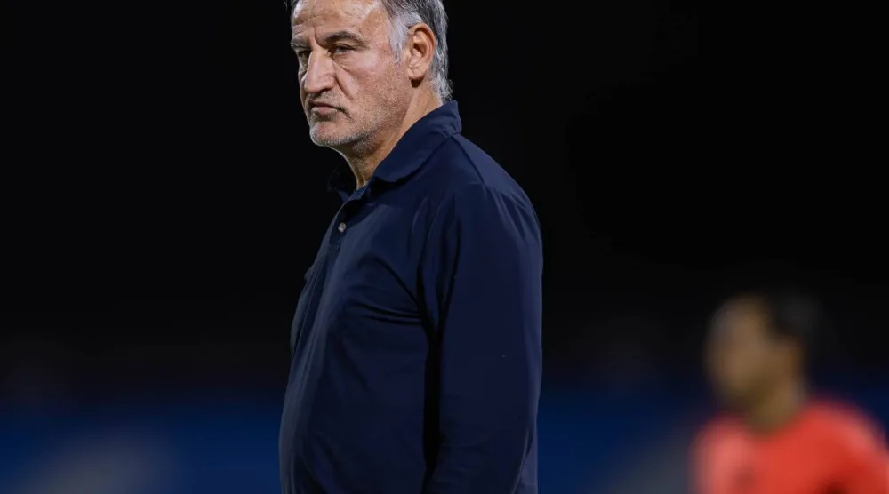 غالتييه يراقب أداء لاعبيه خلال المواجهة (نادي نيوم)