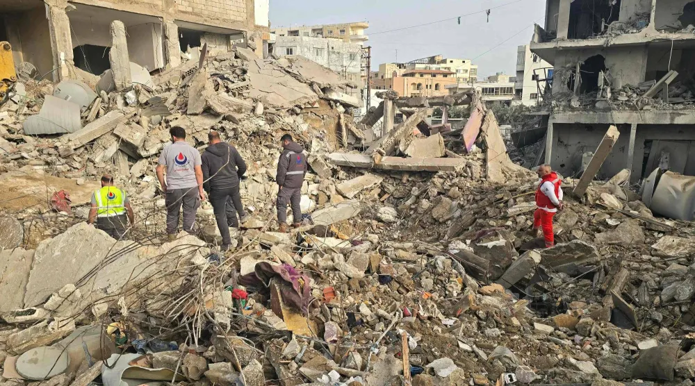 عناصر في الدفاع المدني في أحد المواقع التي استهدفت بقصف إسرائيلي في بلدة معركة في جنوب لبنان (أ.ف.ب)