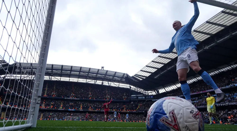 هالاند سجل «هاتريك» في شباك ليفربول (رويترز)