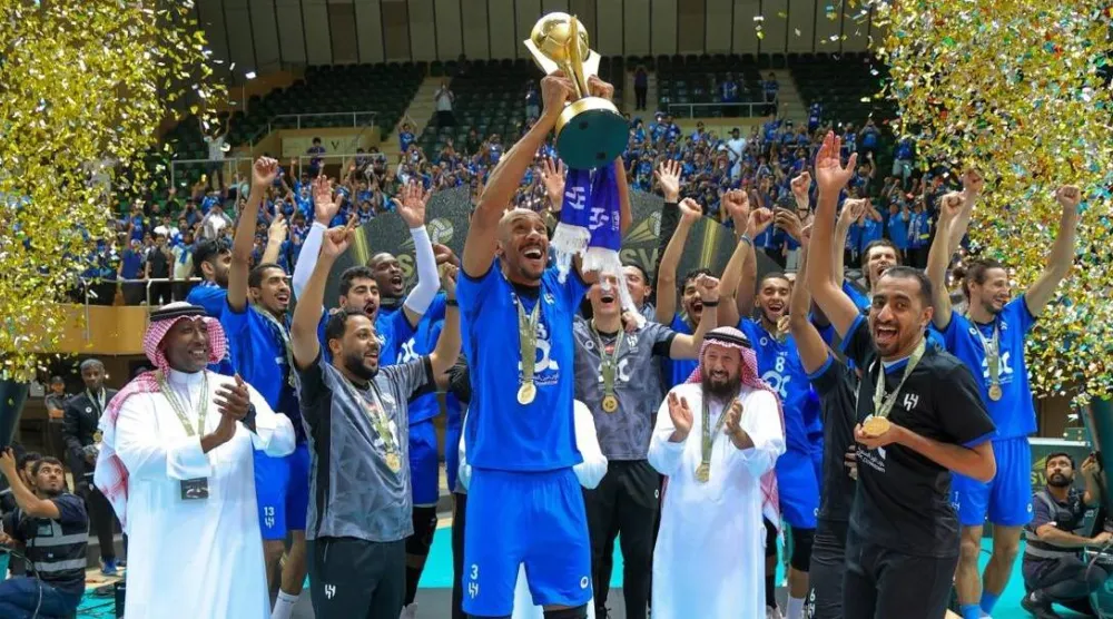 لحظة تتويج الهلال باللقب (الاتحاد السعودي للكرة الطائرة)