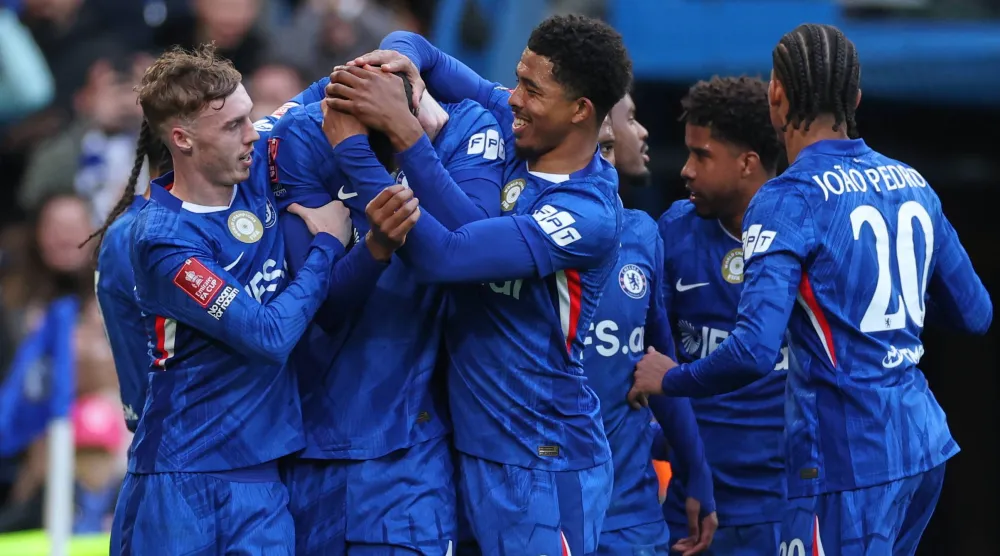 لاعبو تشيلسي يحتفلون بأحد أهدافهم في المباراة (أ.ب)