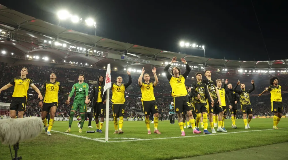 لاعبو دورتموند يحتفلون مع جماهيرهم بعد نهاية المباراة (إ.ب.أ)