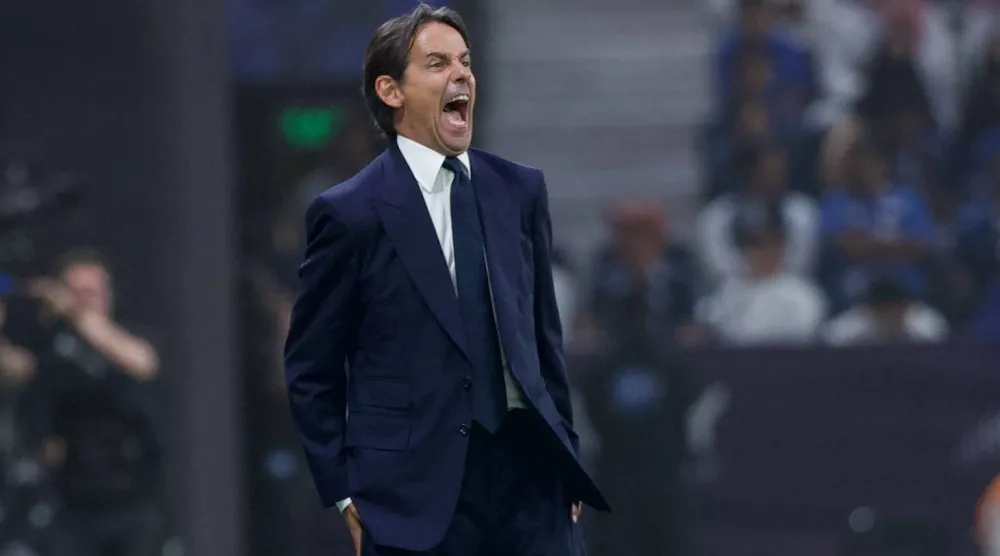 إنزاغي يوجّه لاعبيه خلال المباراة (تصوير: نايف العتيبي)