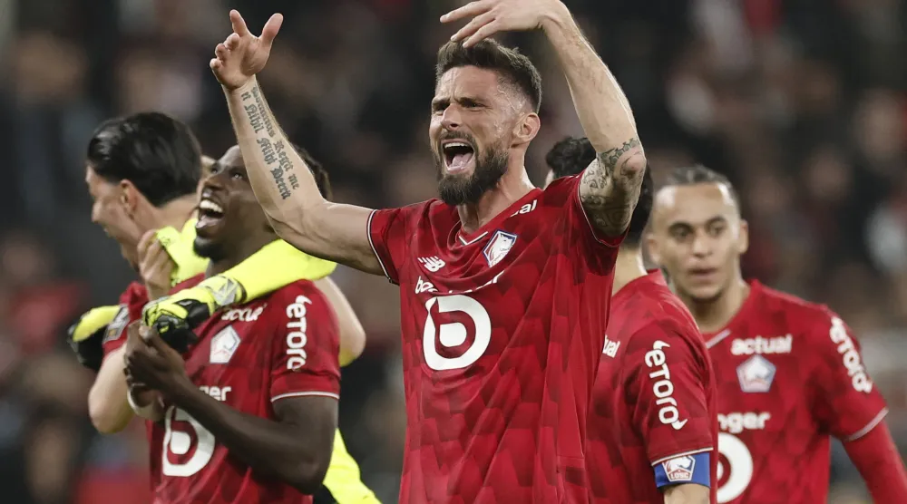 جيرو لاعب ليل يحتفل بالفوز على لانس (رويترز)