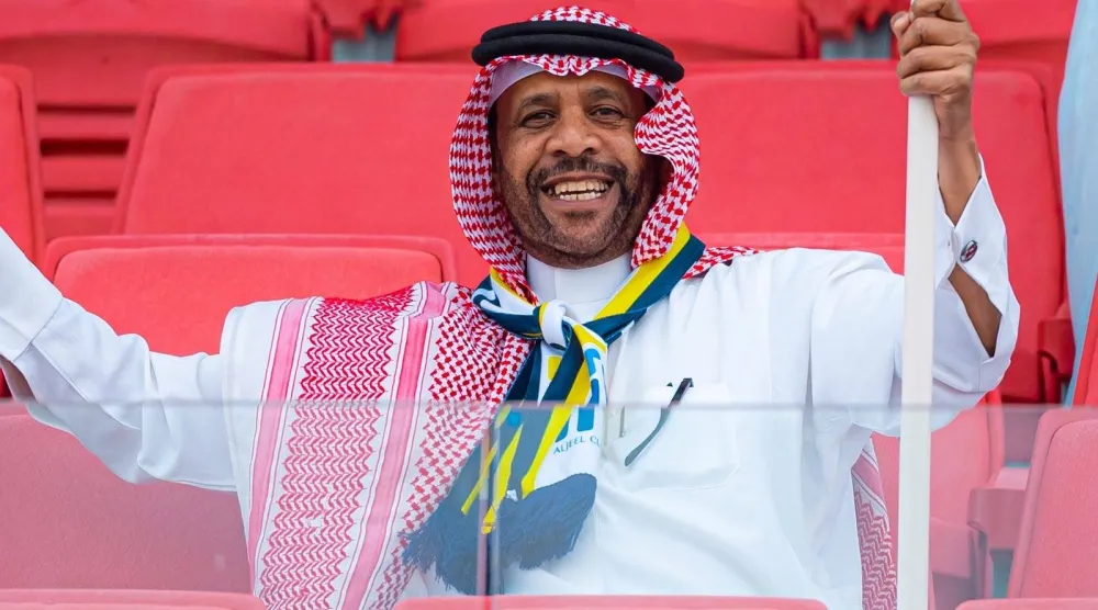 عمر عثمان عرف بحضوره الدائم خلف ناديه (الشرق الأوسط)