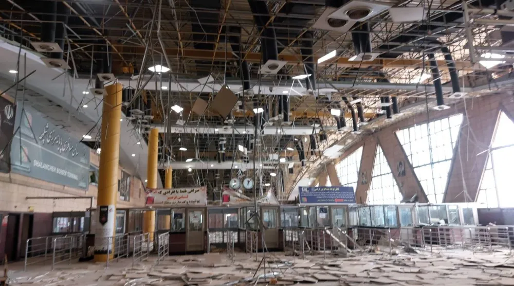 قاعة استقبال المسافرين في منفذ الشلامجة بعد الغارة الجوية (واع)