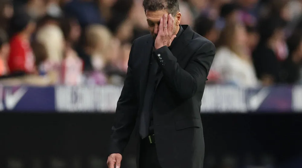 سيميوني متفاعلا مع أحداث المباراة (رويترز)