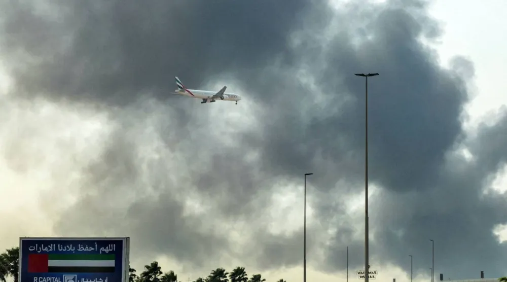 تعاملت الدفاعات الجوية الإماراتية السبت مع 23 صاروخاً باليستياً و56 طائرة مسيرة قادمة من إيران (أ.ف.ب)