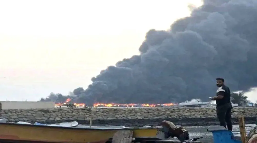 آثار الدمار الذي أصاب مجمع مدينة معشور للبروكيماويات (وسائل التواصل)... وفي الإطار بقايا صاروخ إيراني سقط على مزرعة في مستوطنة إسرائيلية بالضفة (إ.ب.أ)