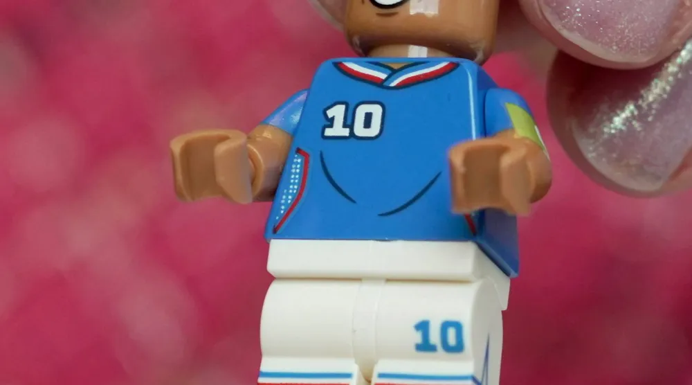 مجسم ليغو للنجم الفرنسي مبابي (رويترز)