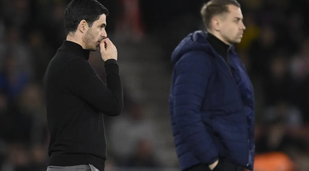 أرتيتا وصف الأداء الدفاعي في المباراة بالهزيل (رويترز)