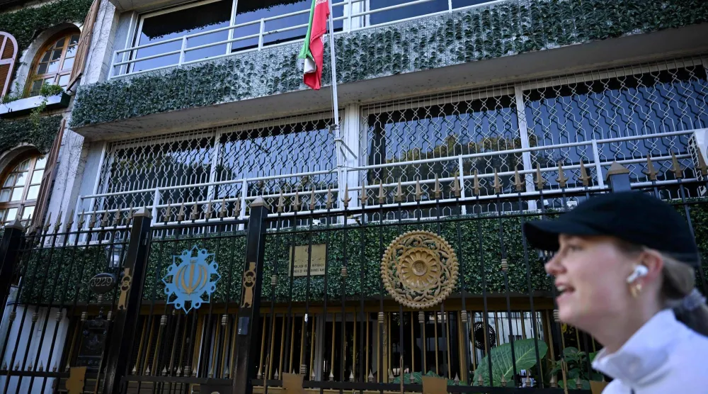 امرأة تمر أمام السفارة الإيرانية في بوينس آيرس في الأرجنتين 20 يونيو 2025 (أ.ف.ب)