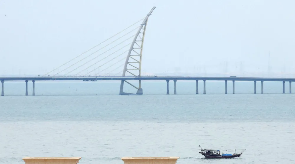 قارب صيد يبحر في مياه الخليج العربي بمدينة الكويت (أ.ف.ب)