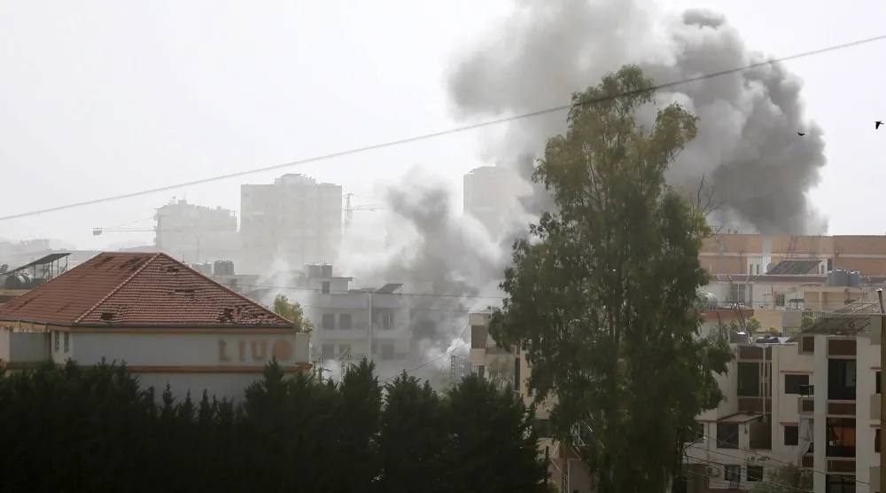 تصاعد الدخان عقب غارة جوية إسرائيلية على مدينة صور الساحلية الجنوبية في لبنان (إ.ب.أ)